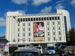 駅のすぐ横にあるこちらの建物が「中津川特産館」です。
正式名称は「中津川観光センター にぎわい特産館」というそうです。