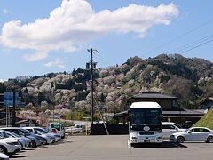 やって来たのは、道の駅小川村です。
先ほどの二反田の桜山が見えます。
道の駅小川村のお蕎麦がおいしいとのことなので寄ったのですが、満席でした。