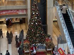第1ターミナル内のクリスマスツリー。