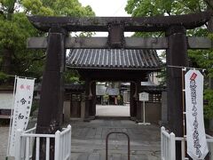 伊勢神社に面すると再びクランクします。
1607年製の石鳥居と狛犬が素敵です。