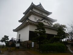大雨の中歩いて丸亀城天守閣到着。
丸亀城は全国に現存する木造天守12城の１つで国の重要文化財に指定されている。
この天守は１２城の中では一番小さいらしい。
コロナになって国内旅行するようになったけどこの12天守閣制覇しそうな勢いで旅行してるわ(⌒-⌒; )