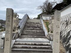 お寺の石段です。お墓は写真を撮りませんでしたが、斜面の途中にありました。