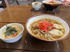 ここでは、モズクを麺に練りこんだ沖縄そばを頂くことができます。

入ってすぐに着席できましたが、店を出るころには多くの人が順番を待っておりました。