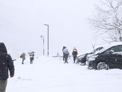 天守閣展望台に到着
そこそこ車はいますが、大雪で眺望が良くない