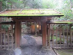 茶室の鈴松庵の門