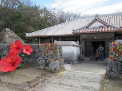 まずは、沖縄県の石垣島の家。大きな赤い造花が南の島らしさを演出してます