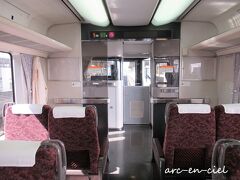 3両編成のうち、指定席は１号車のみ。
１号車の最前列を予約したのですが、前面に壁・・・、リサーチ不足でした（>_<）。
ただ、私たちを含めて5人ほどの乗客の上、みなさん後方の座席だったので、自由に撮影でき、まったく問題ありませんでした（^^）。