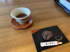 宿に戻ってウェルカムドリンクの黒豆茶と文珠荘が経営してる勘七茶屋の智恵の餅をいただきながらチェックイン