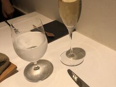 さて、いよいよ今回のグルメ紹介のメインイベントであるマツシマさんでのコース料理です(^_^)

まだ飲んだらアカンけど、シャンパン１杯だけいただきます！