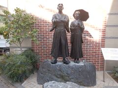 夏目漱石が、英語の教師として赴任していた松山。
城山ロープウェイの建物の前には、『坊ちゃんとマドンナ像』が置かれています。