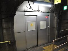 　次はトンネル駅で有名な筒石駅、一人下車しました。