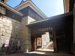 本壇入り口にある一の門（重要文化財）は、脇戸付き高麗門。