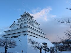 鶴ヶ城へ来たら青空が出て来ました。