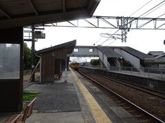 新山口駅まで車で行って、格安駐車場に車を停め、山陽本線で柳井港駅に到着。
無人駅です。