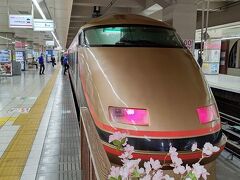 浅草駅9:00発のけごん１１号で下今市駅まで乗車します。
今日は、スペーシア金色塗装の列車が充当されていました。