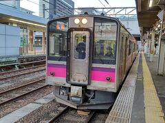 秋田駅5:22発の奥羽本線普通列車で鷹ノ巣駅まで乗車します。