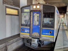 盛岡駅12:14発のIGRいわて銀河鉄道で青山駅まで乗車します。
IGRいわて銀河鉄道の車両です。