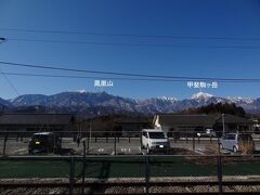 9:58
日野春に数分間停車。
鳳凰山と甲斐駒ヶ岳がよく見えます。