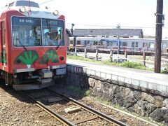 途中の「岩峅寺駅／いわくらじ えき」で対向列車と交換。
特別塗装列車「富山もようトレイン」とすれ違い☆

もちろん単線なので、対向列車との交換が必要です。