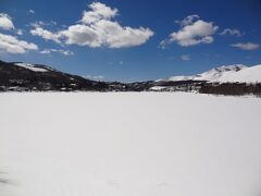 =白樺湖=
白樺湖は、標高1,416m・周囲約3.8kmの人造湖です。
農業用水を確保するため建設された人工ため池なんだそうです。

この季節は氷結して真っ白ですね。
