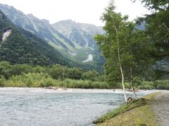 最短距離の登山ルートを左に外れ、梓川沿いの小道を小梨平キャンプ場のほうに歩く。