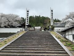 この日の予定は、会津の桜を見て、喜多方の桜を見て、翌日の一目千本桜を見るために白石まで移動です。

東山温泉を出て最初に立ち寄りますは、会津武家屋敷。
東山温泉からはすぐ。
東山温泉の共通駐車場の前ぐらい、そんな立地です。