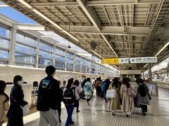プランの練り直しで、私がガイドブックとにらめっこしてルートを考えている横で、娘はのんきにU-NEXTからダウンロードした動画を見ていました。
10：15に京都駅に到着です。