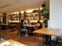 ホテルに戻り、次の朝の朝食会場。図書館のような雰囲気のダイニングだ。
神戸三宮東急REIホテル。駅から3分の立地で至便。