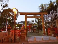 4月4日(Mon)
生田神社

京都から始まった大移動の桜旅の最終地、神戸に着きました。
三宮駅から今宵のホテルまで歩いて行く途中にあった生田神社。結局ここには参拝には来れなかったなぁ。