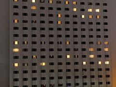 歩いて戻ってきました夜のホテル。
一番上が20階。小さな窓が並んでいるのが19階。
その下の階、左から5つ目が1810号室（電灯点灯中）。