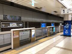 旅の起点はみなとみらい線の日本大通り駅

社名は横浜高速鉄道(株)
路線名は、みなとみらい２１線（←普段21は付かない)
平成１６年(2004)に開業すると、東急東横線の横浜－桜木町間は廃止。
現在は東急の乗務員がみなとみらい線も乗務して直通運転中。
