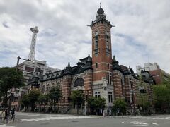 地上に上がりました。
目の前には、横浜三塔の１つ、ジャックの塔を有する横浜市開港記念会館。
https://www.pref.kanagawa.jp/uploaded/attachment/570236.pdf
