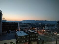 かしはらの
朝焼けふける
眠気まなこ

字余り