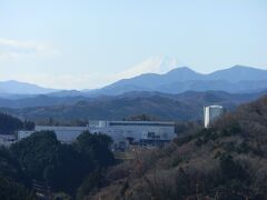 　天覧山の頂上に展望台が設けてあります。左手には富士山が見えました。うっすらと白い頭の富士山が写りました。