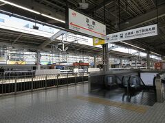 新幹線が走り始めたころ、東京・京都間は3時間半という印象がありましたが、現在ののぞみは2時間15分ほどで走っています。改良を積み重ね、とても便利になった東海道新幹線です。