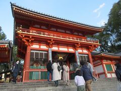 この日の最終目的地・円山公園へは八坂神社を通り向かいました。
公園の隣に位置する、平安京遷都以前から鎮座する歴史ある神社で、祇園神社の総本社です。朱色の門と祇園祭でも知られています。