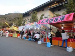 前回、八坂神社を訪れた時は多くの参拝客で賑わっていましたが、今回は円山公園の桜が満開で花見客が多いこともあり、朱色の門から円山公園まで続く参道には多くの露店が出ていました。