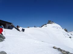 立山の雄山に登頂。強風で寒い。