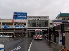 松本駅前。草間彌生のバスですね。