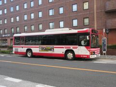 京都駅八条口から醍醐寺に向かう際に利用した京阪バス。
京都バスや市バスに比べると駅周辺で走っている本数は少ないようですが、山科方面では多くの京阪バスを目にしました。地下鉄・バスの１日券も利用できるバス会社で、醍醐寺まで乗り換えずに行くことができました。