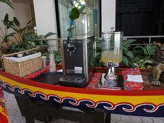 ANAインターコンチネンタル万座ビーチリゾートへ！

IHGのポイント宿泊です。
IHGは４月よりアンバサダー会員の内容が変わりました。

私は今までスパイアエリートだったので
４月よりダイアモンドエリートとなりました～

ダイアモンドエリートになると
ウェルカムアメニティがポイントとワンドリンク、
そして朝食が選べるようになりました～。

ナイスです！！

ただしそれは６月ごろから始まる予定で
今回はダメでした。　残念！

チェックイン後ウェルカムドリンクをいただけました～
オリオンビールとジュースをいただきました。