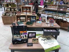 また阪神百貨店のリントンズに来ましたよ。
昨日来たのが夕方だったので、無かった商品を朝イチで買いに来たのだ。

このリントンズハンパーが黒でカッコイイんだよね。
今年のクリスマスはこのハンパーを狙ってます。 （　･`ー･´）

ティータオルは持っているよん。
