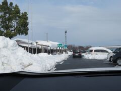 出発当日、パパに見送られてじいじの車に乗り込んだ孫達、これ程の長距離移動はお姉ちゃんが１歳前に帰省に同行して以来だったけれど孫達はタブレットで動画を見たり、寝たり、食べたりと車内時間をそれなりに楽しんでいて心配は杞憂に終わりました（笑）
トイレも早めに知らせてくれたのであたふたすることも無く、まずは夫婦旅ではほぼ寄る事のない多賀SA（上り）に寄りました。