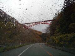 新そばへ向かう途中の奥出雲おろちループ。
天気予報どおりの雨が続きます。