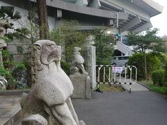 田安門をくぐると弥生慰霊堂の狛犬さんがキリッと控えています。