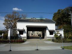 重厚な旧黒田藩蔵屋敷長屋門は、もとは中之島にありました。
現在の中之島三井ビルを建てる時に、三井社から大阪市に寄贈されました。
