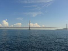 大蔵海岸から見る明石海峡大橋。