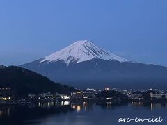 【4月12日（火）3日目】
翌朝の5時過ぎ。
朝陽が昇る前ですが、富士山がはっきり見えます。
雄大ですご～～～い（^^）！