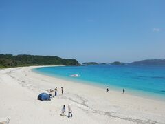 目の前に古座間味ビーチが現れました。
素晴らしいビーチと海です！！このような色、初めて見ました！！

ここ、日本です。南太平洋の島々ではありません。