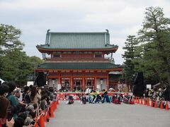 應天門前の参道で開催されていた京都さくらよさこいの踊りの一コマです。